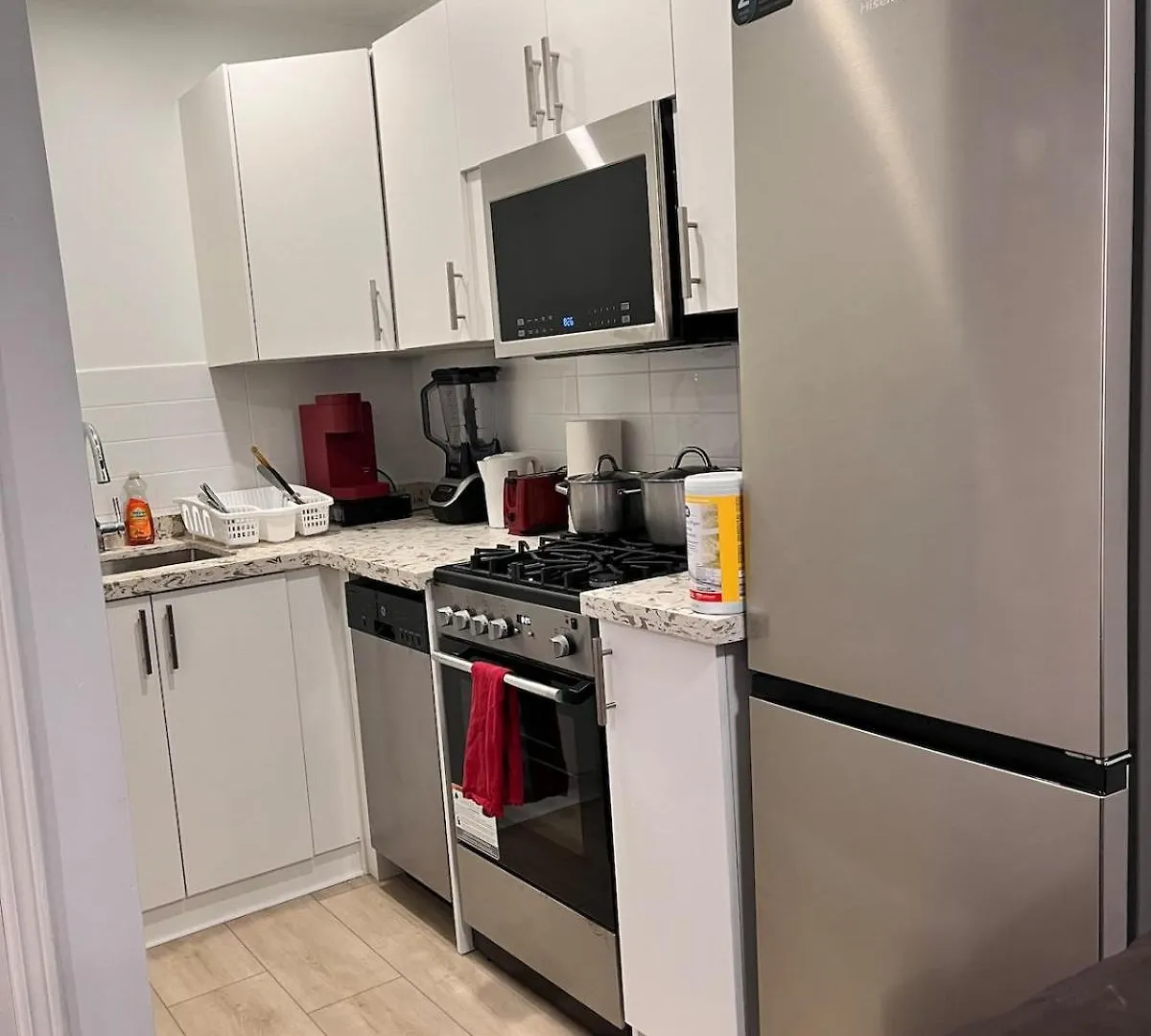1St Floor Separate Entrance Bachelor-Studio Apartment Near Hamilton Airport, Mohawk College, St Josephs Hospital