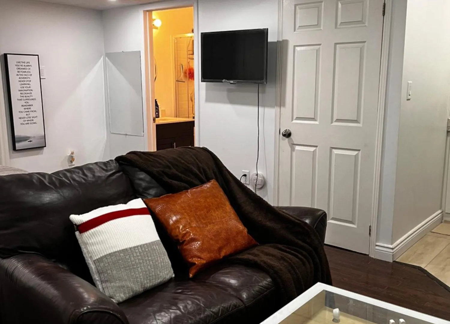 1St Floor Separate Entrance Bachelor-Studio Apartment Near Hamilton Airport, Mohawk College, St Josephs Hospital Canada