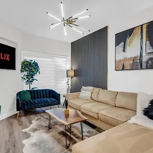  Holiday home Lavish On Scenic Mountain - King Bed