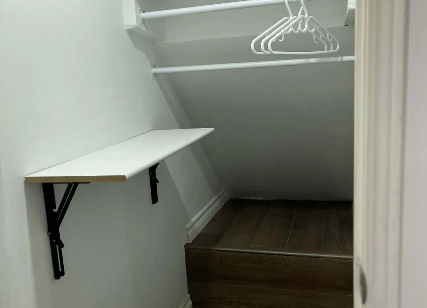 1St Floor Separate Entrance Bachelor-Studio Apartment Near Hamilton Airport, Mohawk College, St Josephs Hospital